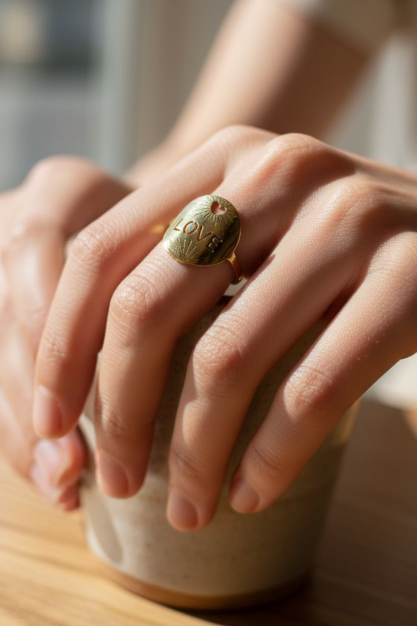 Bague Soleil d'Amour – Gravure LOVE Éclatant