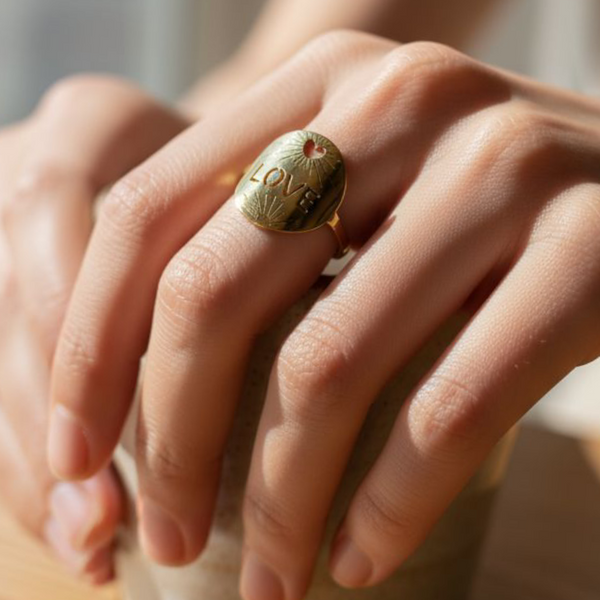 Bague Soleil d'Amour – Gravure LOVE Éclatant