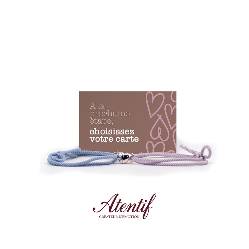 Cadeau idéal pour couple ou amis : deux bracelets avec demi-cœurs magnétiques, un noir et un rose.