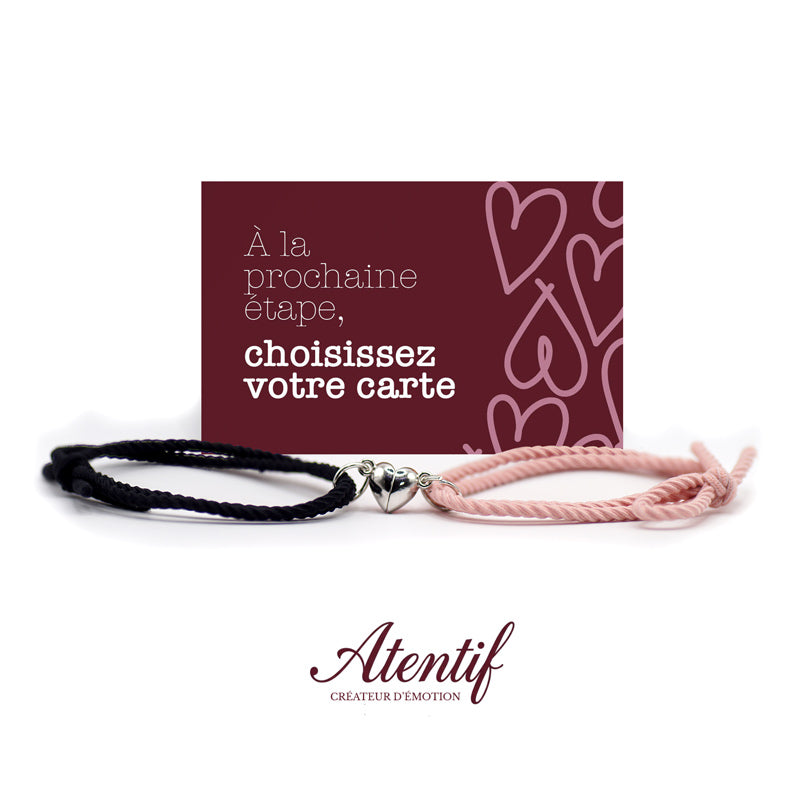 Bracelets pour couple et amis, avec pendentifs demi-cœurs aimantés. Un bracelet noir et un bracelet rose symbolisant l'amour et l'amitié.
