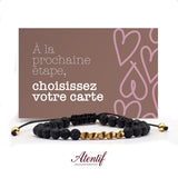 Bracelet réglable en perles de lave noire et perles dorées, bijou Atentif présenté avec carte personnalisable à choisir